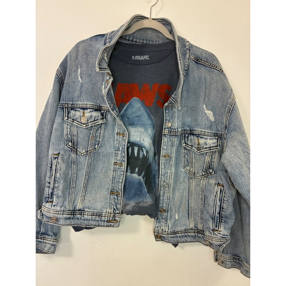 Universal Thread Womens XXL Light Wash Distressed Denim Trucker Jacket